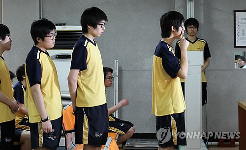 ▲ 2011년도 첫 징병검사에서 신체검사 대상자들이 시력과 키를 측정하고 있다. 사진은 내용과 무관함. ⓒ연합뉴스