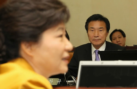 ▲ 민주당 손학규 대표가 23일 오전 국회에서 열린 국회 기획재정위원회 국정감사에서 질의를 하고 있는 한나라당 박근혜 전 대표를 바라보고 있다. ⓒ 연합뉴스