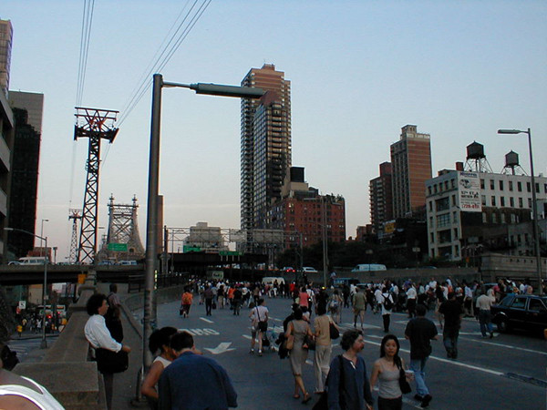 2003년 8월 뉴욕대정전 당시 시민들이 대중교통수단에서 내려 걸어가고 있다. 당시 뉴욕주 전체의 모든 전력망이 마비됐다.