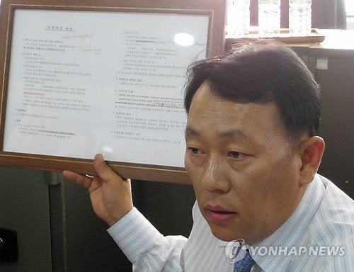 ▲ (서울=연합뉴스) 김승욱 기자 = 이국철 SLS그룹 회장이 22일 오후 서울 강남구 신사동 사무실에서 기자회견을 갖고 신재민 전 문화체육관광부 차관과 관련한 질문에 답하고 있다. ⓒ