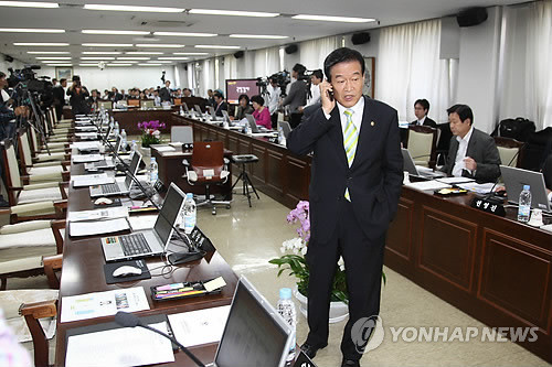 ▲ 한나라당 서상기 의원이 23일 국회 교육과학기술위원회 서울시교육청 국정감사장에서 개회시간이 지나도록 야당측이 입장하지 않자 누군가와 통화하고 있다. ⓒ연합뉴스