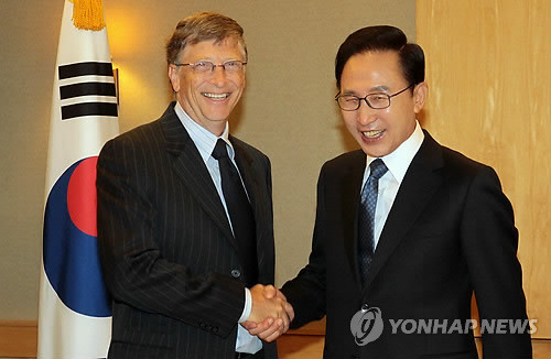 ▲ 이명박 대통령이 23일(현지시간) 시애틀 숙소 호텔에서 빌 게이츠 마이크로소프트 전회장과 활짝 웃으며 악수하고 있다. ⓒ연합뉴스