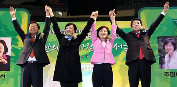 ▲ 25일 오후 서울 송파구 잠실동 잠실실내체육관에서 펼쳐진 민주당 서울시장 후보경선에서 후보자들이 손을 맞잡고 있다. 왼쪽부터 천정배, 박영선, 추미애, 신계륜 후보. ⓒ 연합뉴스