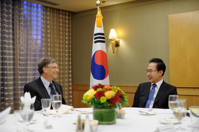 ▲ 이명박 대통령이 지난 23일(현지시간) 미국 시애틀에서 MS 창업자인 빌 게이츠 회장과 환담을 나누고 있다.ⓒ청와대