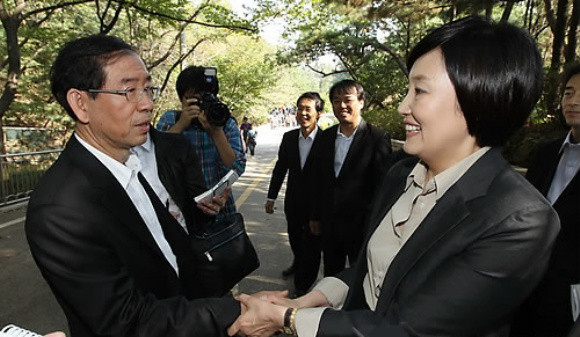 ▲ 박원순 서울시장 예비후보와 민주당 서울시장 후보 경선에 참여한 민주당 박영선 후보가 24일 오전 서울 관악산에서 열린 2011 서울사회복지사 등반대회에서 악수를 하고 있다. ⓒ 연합뉴스