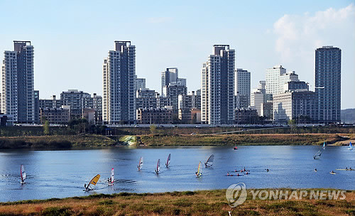 ▲ 일반에 첫 공개된 세종보. 사진은 개방행사에서 열린 카누타기 시범 모습. ⓒ연합뉴스