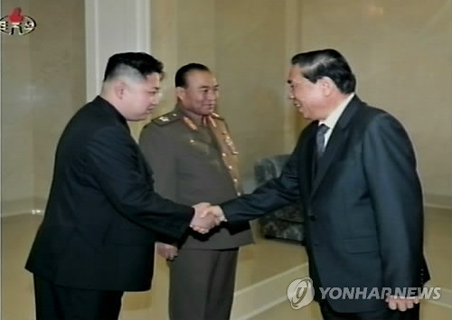 ▲ (서울=연합뉴스) 김정은이 23일 촘말리 사야손 라오스 대통령을 만나 악수를 하고 있다.ⓒ