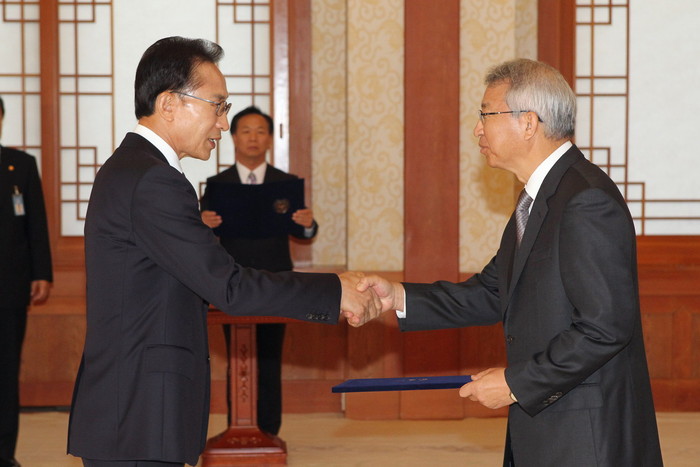 ▲ 이명박 대통령이 26일 청와대에서 양승태 신임 대법원장에게 임명장을 수여한 뒤 악수하고 있다.ⓒ청와대