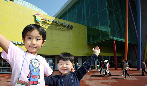 ▲ 어린이들의 창의력을 키워줄 국내 최대 규모의 경기도어린이박물관이 26일 경기도 용인시에 문을 열었다. 박물관을 찾은 어린이들이 활짝 웃고 있다.ⓒ뉴데일리
