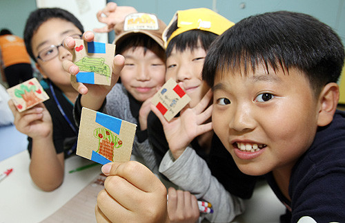 ▲ 경기도어린이박물관을 찾은 어린이들이 다양한 체험을 하며 즐거워하고 있다. 박물관은 전시 콘텐츠와 박물관 안팎의 예술작품을 어린이 스스로 찾아다니며 체험할 있도록 다양한 교육프로그램을 제공할 계획이다.ⓒ뉴데일리