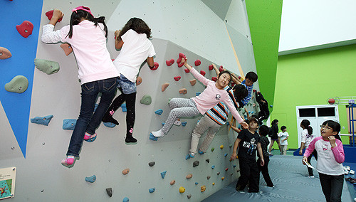 ▲ ‘튼튼놀이터’에서는 암벽 타기, 공 쏘아 올리기, 축구공 막기 등 다양한 활동을 할 수 있다.ⓒ뉴데일리