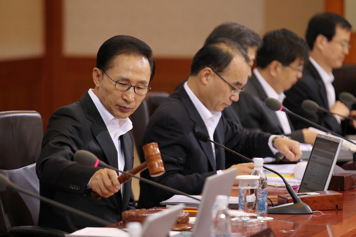 ▲ 이명박 대통령은 27일 청와대에서 열린 국무회의를 주재하면서 측근-친인척 비리 엄담을 강조했다.ⓒ청와대