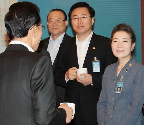 ▲ 최중경 지식경제부장관이 27일 청와대에서 열린 제41회 국무회의에 앞서 이명박 대통령의 얘기를 듣고 있다. 최 장관은 국무회의 후 사의를 표명했다. ⓒ연합뉴스