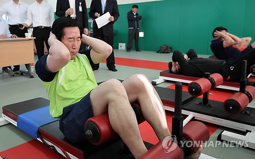 ▲ (서울=연합뉴스) 진성철 기자 = 조현오 경찰청장이 27일 서울 서대문구 경찰청에서 열린 체력검정에서 윗몸일으키기를 하고 있다. 조 청장은 악력 52.41, 팔굽혀 펴기 63회, 윗몸 일으키기 50회로 세 종목 모두 1등급 판정을 받았다. 경찰청의 55세 이상 체력검정 1등급 기준은 악력 48.0 이상, 팔굽혀 펴기는 1분에 28회 이상, 윗몸 일으키기는 1분에 34회 이상이다. ⓒ