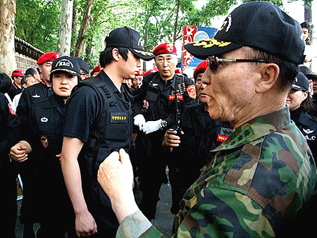 ▲ 2009년 6월 대한문앞의 불법 시설물인 노무현분향소를 철거한 국민행동본부 애국기동단ⓒ