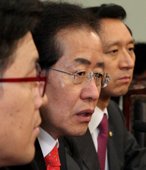 ▲ 한나라당 홍준표 대표가 27일 여의도 당사에서 오는 30일 하루 일정으로 북한 개성공단을 방문한다고 발표하고 있다. ⓒ연합뉴스