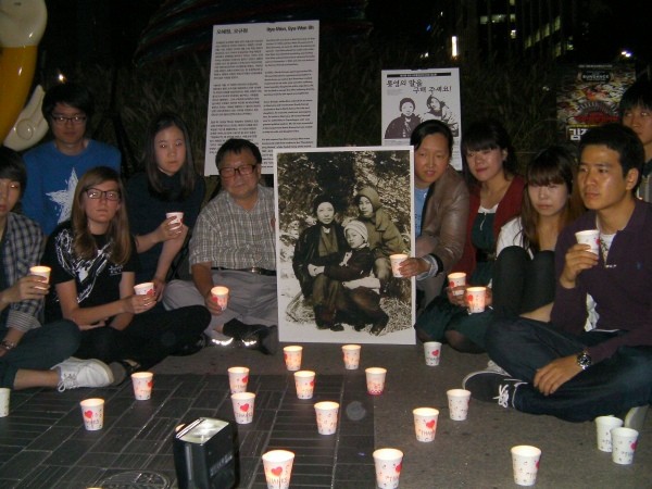 ▲ 사진 = 신숙자씨의 남편 오길남 박사(왼쪽)와 LANK 인지연 대표가 '신숙자 모녀'가 담긴 사진을 잡고 있는 모습. ⓒ뉴데일리.