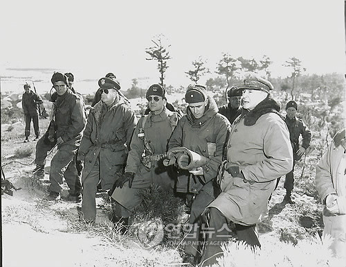 ▲ (워싱턴=연합뉴스) 박상현 특파원 = 1950년 전장을 순시하는 맥아더 사령관. 가운데 인물은 리지웨이 사령관ⓒ