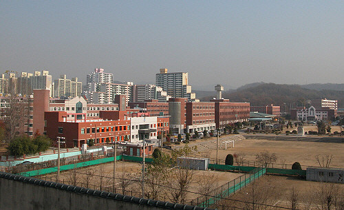 ▲ 교육과학기술부가 2년제 전문대학인 한국철도대학과 국립대학인 충주대학의 통합을 최종 승인함에 따라 2012년 3월 국립 한국교통대학(의왕캠퍼스)으로 개교하게 된다. 한국철도대학 전경. ⓒ 뉴데일리