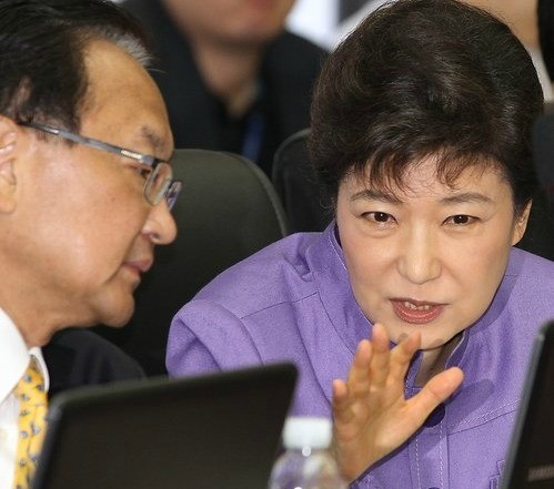 ▲ 한나라당 박근혜 전 대표와 유일호 의원이 27일 국회 기획재정위원회 한국은행 국정감사에서 대화하고 있다. ⓒ연합뉴스