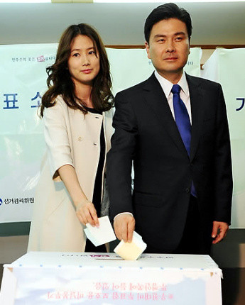 ▲ 지난해 6.2 지방선거 당시, 자유선진당 지상욱 서울시장 후보와 부인 심은하씨가 투표를 하고 있다.ⓒ 연합뉴스