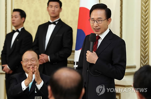 ▲ 이명박 대통령이 28일 청와대에서 열린 2011년 전국노인지도자 대표 초청오찬에서 인사말하고 있다. 이 대통령은 "노인 일자리 창출과 자원봉사 활성화, 건강한 노후생활 유지 등을 위해 적극 관심을 갖고 지원하겠다"고 밝혔다.ⓒ연합뉴스