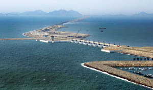 ▲ 환경문제를 거론하는 좌익성향 환경단체들의 반대로 중단과 지연을 반복했던 새만금 사업현장의 모습.ⓒ