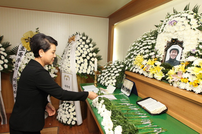 ▲ 이명박 대통령 부인 김윤옥 여사가 28일 서울 대림동 서울복지병원에 마련된 '철가방 아저씨' 故 김우수 씨의 빈소를 찾아 헌화하고 있다. ⓒ청와대