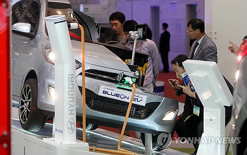 ▲ (광주=연합뉴스) 형민우 기자 = 28일 광주 서구 치평동 김대중컨벤션센터에서 열린 `그린카 코리아 2011'을 찾은 관람객들이 전기차를 관심있게 살펴보고 있다. 30일까지 열리는 이번 전시회에는 5개국 129개 업체가 참가했으며 클린 디젤엔진과 전기자동차 등 그린카가 선보이며 수출상담회와 채용박람회가 열린다.ⓒ