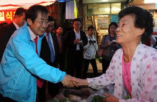 ▲ 지난 28일 홍준표 한나라당 대표가 부산 동구청장 선거 지원차 수정시장을 찾아 상인들과 인사를 나누고 있다.ⓒ연합뉴스