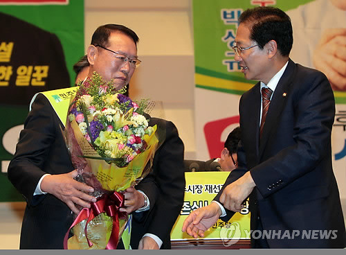 ▲ 27일 충주시장 재보선 민주당 후보로 선출된 박상규 후보가 경선에 참여한 다른 후보들에게 축하를 받고 있다. ⓒ 연합뉴스