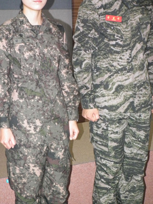 ▲ 신형 전투복이라 해도 위장무늬가 다르다. 왼쪽은 육군용, 오른쪽은 해병대용이다.