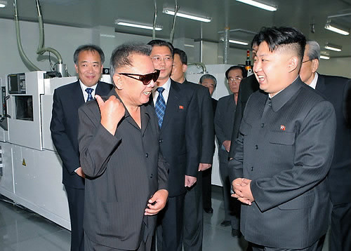 ▲ 김정일과 후계자 김정은이 환하게 웃고 있다. ⓒ연합뉴스