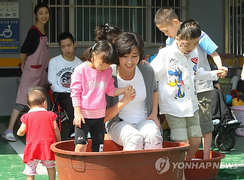 ▲ 나경원 한나라당 서울시장 후보가 지난 26일 중증장애인 시설을 방문, 봉사활동을 하고 있다. ⓒ 연합뉴스