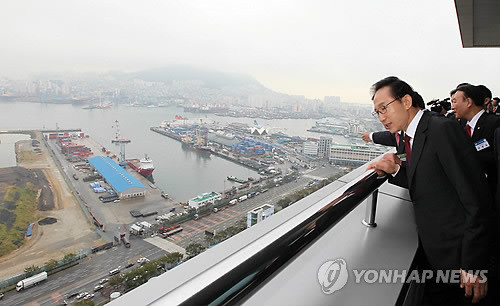 ▲ 15개월만에 부산을 방문한 이명박 대통령이 29일 부산 중구 충장대로 부산항만공사에서 허남식 부산시장의 안내로 북항 재개발 지역을 조망하고 있다.ⓒ연합뉴스