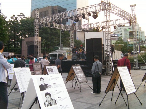 ▲ 사진 = 지난 19일 청계광장. 북한 주민들의 인권실태를 알리기 위한 사진 전시회와 ‘반값등록금’을 주제로 한 대학생들의 집회가 동시에 열렸다. ⓒ뉴데일리.