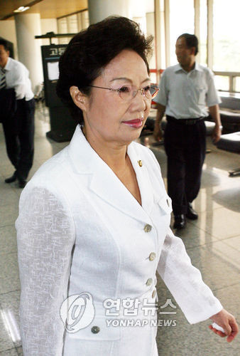 ▲ 공천을 대가로 불법 정치자금을 받은 혐의로 기소된 열린우리당 김희선 의원이 9일 오후 선고공판을 위해 서초동 서울고등법원으로 들어오고 있다./김현태/사회/ 2006.8.9 (서울=연합뉴스)ⓒ