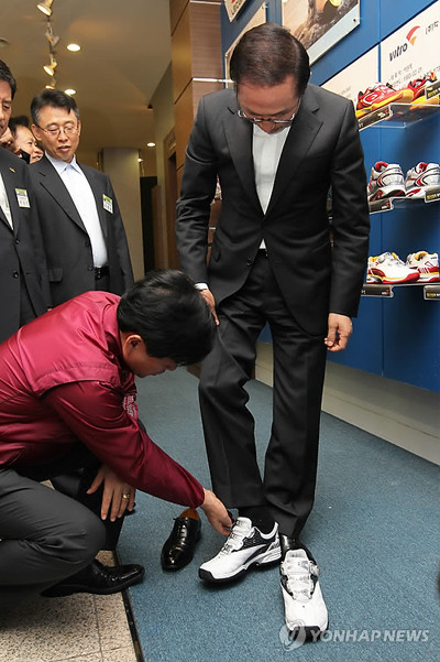 ▲ 지역경제 활성화를 위해 부산을 방문한 이명박 대통령이 29일 부산 강서구 송정동 녹산산업단지 신발산업진흥센터 홍보관에서 직접 신발을 신어보고 있다.ⓒ연합뉴스