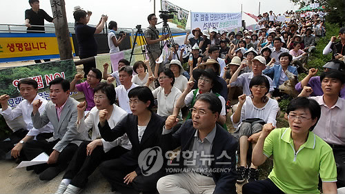 ▲ 지난해 7월29일 여주 남한강 이포보 공사현장 부근 장승공원에서 4대강 살리기 사업 반대를 주장하며 좌익정당 소속 정치인들이 집회에 참석한 모습.ⓒ