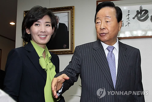 ▲ 김영삼 전 대통령이 29일 오후 서울 상도동을 예방한 한나라당 나경원 서울시장 후보와 강승규 의원 등 배석자들과 인사하고 있다. ⓒ연합뉴스