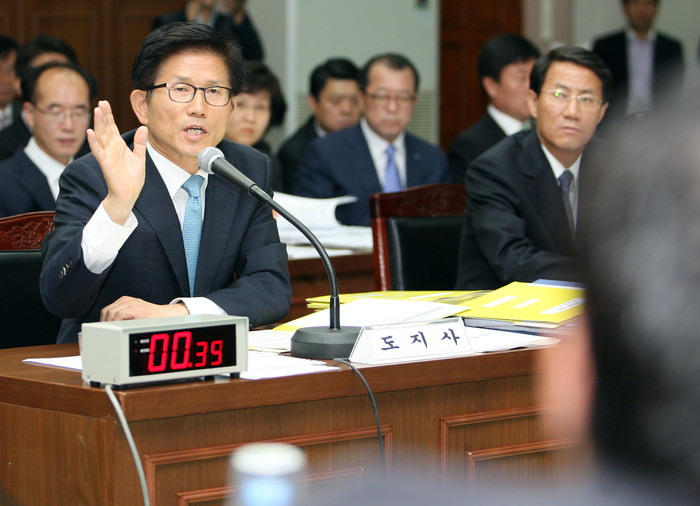 ▲ 29일 오전 김문수 경기도지사가 경기도청에서 열린 "행정안전위원회 국정감사"에서 위원들의 질의에 답변하고 있다.ⓒ뉴데일리