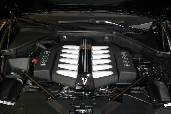 ▲ 롤스로이스 고스트 EWB에 장착된 6.6리터급 엔진. 롤스로이스는 엔진 분야에서도 최고라는 평가를 받는다. 美GE와 함께 세계 항공기 엔진 시장을 양분하다시피 한다.