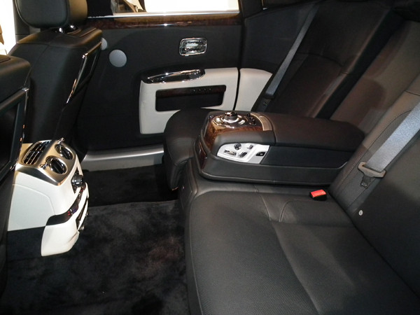 ▲ 뒷좌석에서 좌석 위치는 물론 에어컨, AV시스템 등을 별도로 조절할 수 있다.