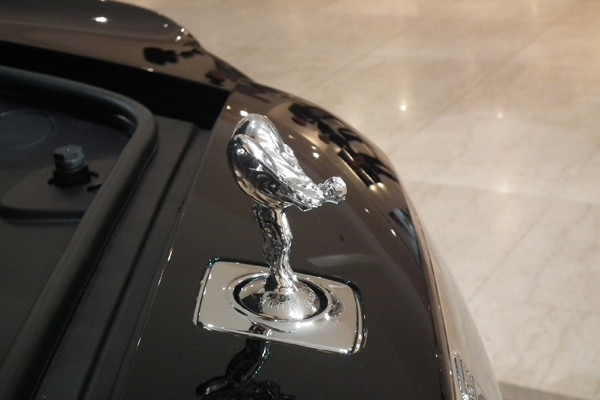 ▲ 롤스로이스의 상징인 '환희의 여신상'. 순은으로 만들어져 있으며, 시동을 끄면 아래로 사라진다.