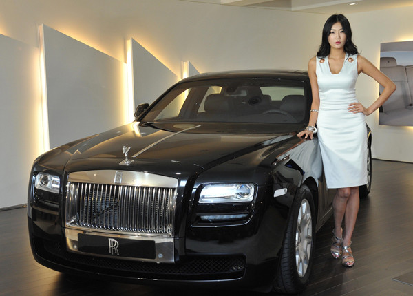 ▲ 키 183cm 모델이 옆에 서 있어도 결코 낮아보이지 않는 롤스로이스 고스트 EWB. 이는 타고 내릴 때 편안하다는 말도 된다.