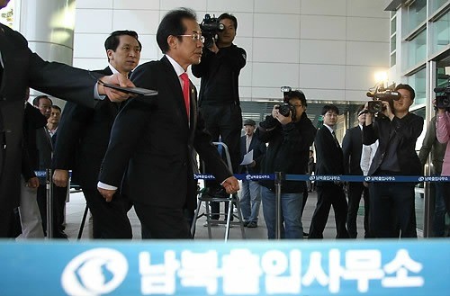 ▲ 한나라당 홍준표 대표가 30일 오전 경기도 파주시 남북출입사무소에서 북한 개성공단을 방문하기 위해 출입관리사무소로 들어서고 있다. ⓒ연합뉴스