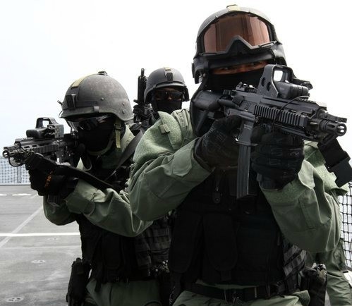 ▲ 청해부대 8진 요원들이 문무대왕함 함상에서 선박 내부 목표지점으로 기동하는 훈련을 하고 있다. ⓒ연합뉴스