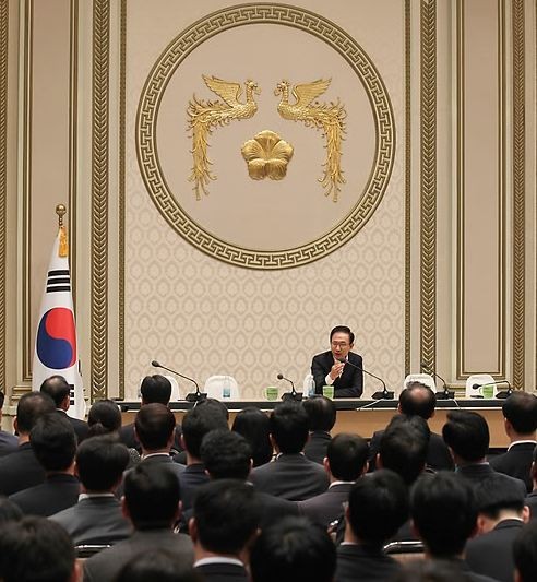 ▲ 이명박 대통령이 30일 오전 청와대에서 열린 대통령실장 주재 36차 확대비서관회의에 예고없이 방문해 당부의 말을 하고 있다. ⓒ청와대