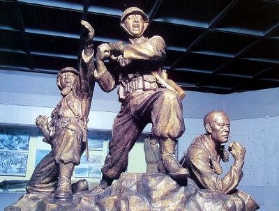 ▲ 백마 3군신으로 추앙받는 강승우 중위, 안영권 하사, 오규봉 하사의 동상.