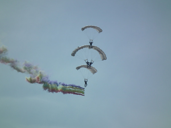 ▲ 특전사, 해병대, 공군, 미군이 함께 선보인 고공낙하 모습. 낙하산 강하는 국군의 날 행사 중 빼놓을 수 없는 시범이다.